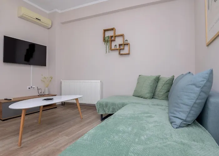 Deluxe Central 2 Bdr Apartment